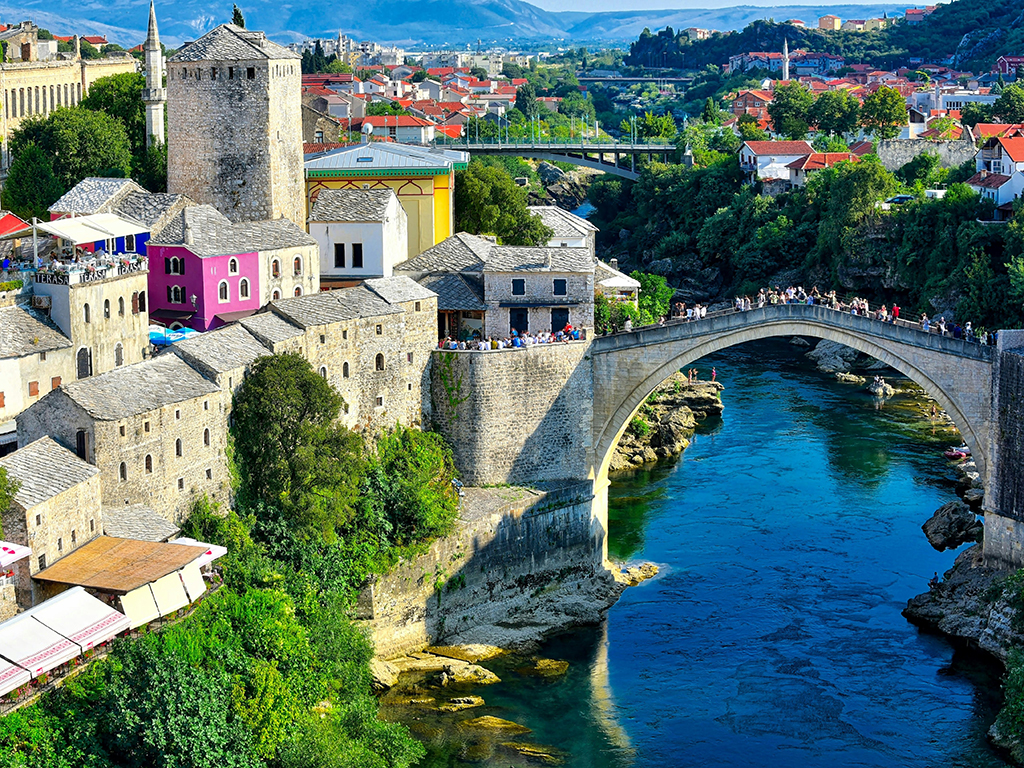 mostar-koprusu-bosna-hersek-vizesiz-balkan-ulkeleri.webp