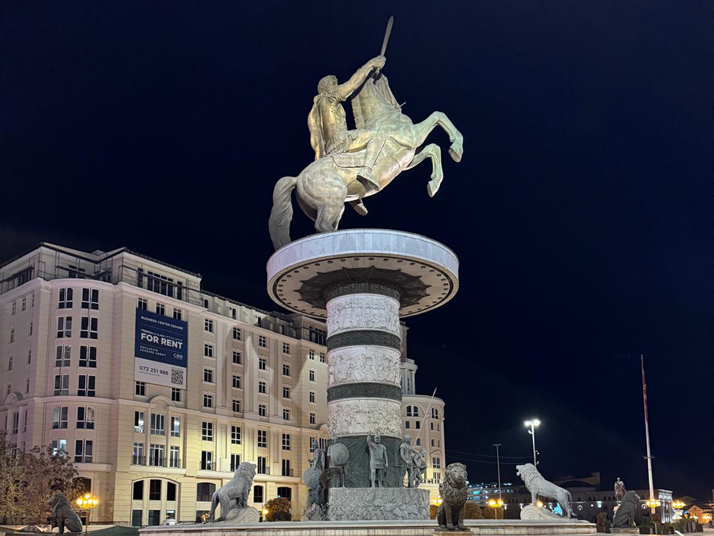 skopje-square-night-rentivo.webp