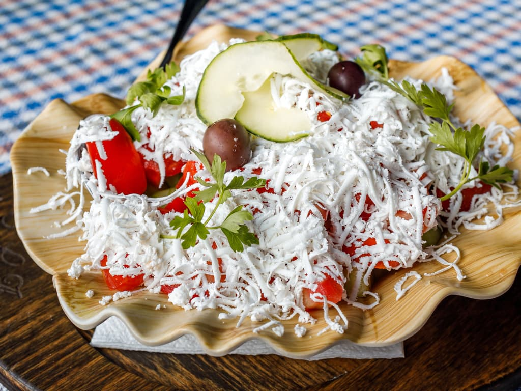sopska-salata-uskupte-ne-yenir.webp